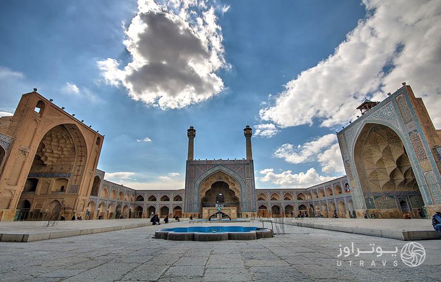 صحن مسجد جامع اصفهان که حوضی در وسط و دو گلدسته در انتهای تصویر دیده می‌شود. 